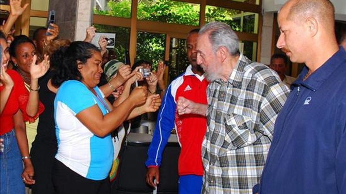 Imagen cedida por Cubadebate del ex presidente cubano Fidel Castro tras una reunión con los embajadores nacionales en la sede del Ministerio de Relaciones Exteriores en La Habana (Cuba). EFE