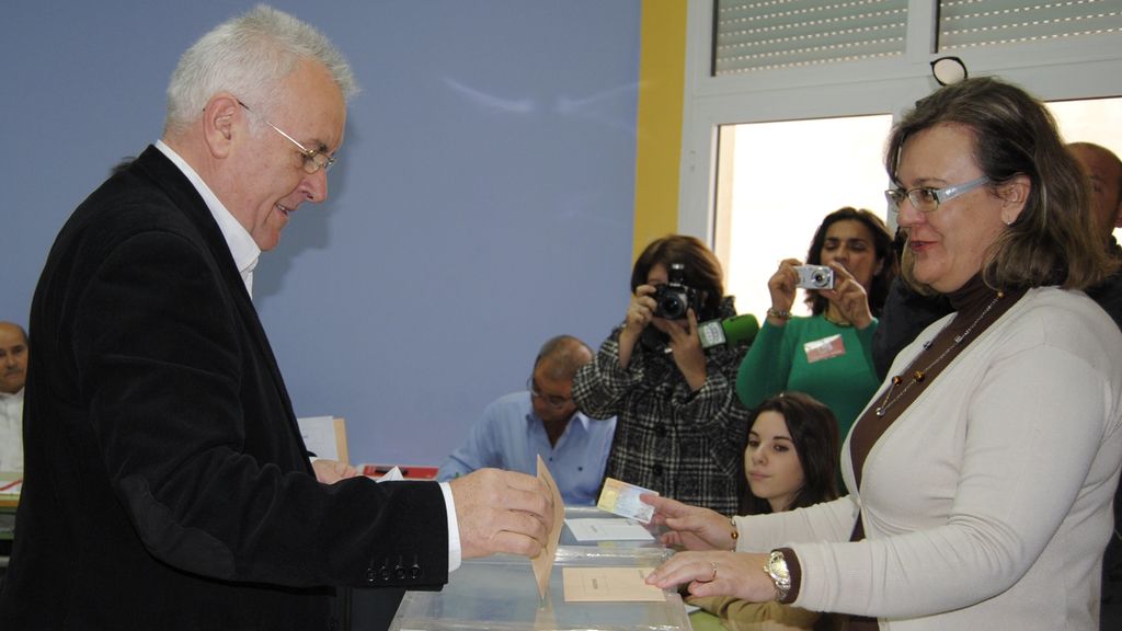 Cayo Lara ejerciendo su derecho a voto