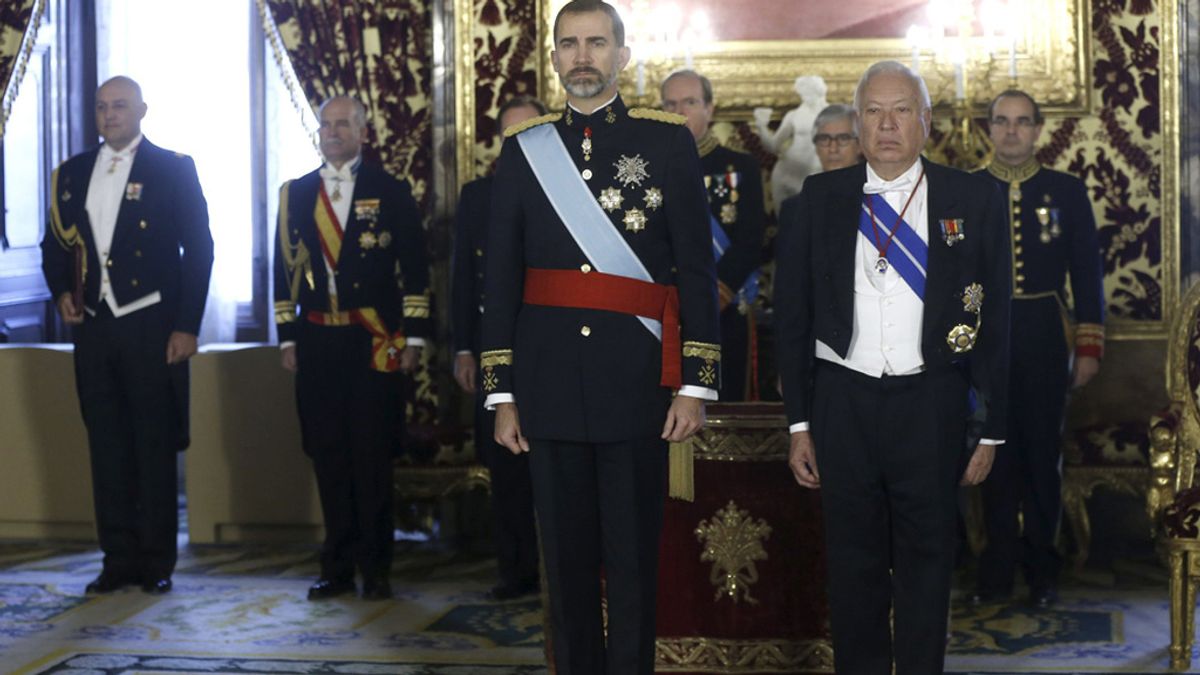 Rey Felipe VI guarda un minuto de silencio por las víctimas de Charlie Hebdo