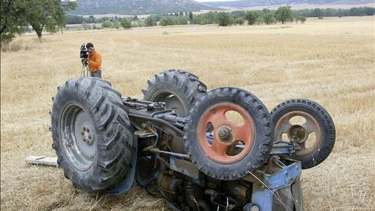 Una madre y su hijo fallecieron anoche tras volcar en una pista forestal del municipio asturiano de Cangas del Narcea, en el suroccidente de la región, el tractor en el que viajaban, según informó el 112-Asturias. Vídeo: ATLAS
