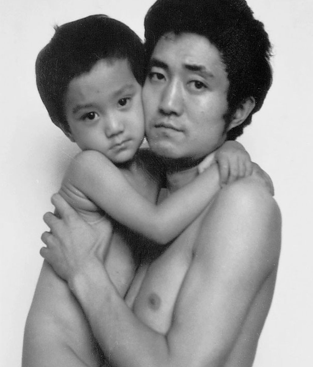 Un padre y un hijo se toman una fotografía en el año 1989