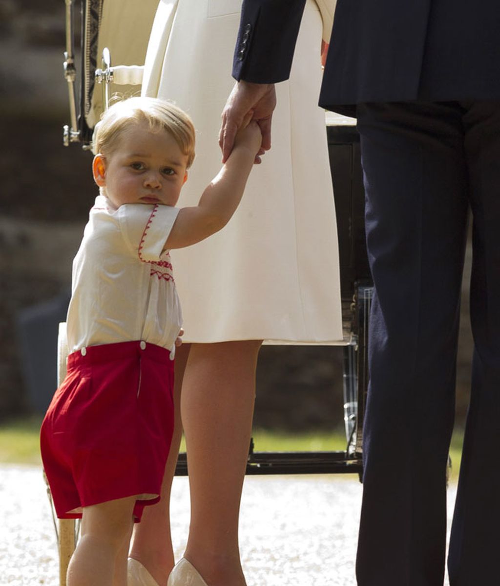El príncipe Jorge acudió dado de la mano de su padre