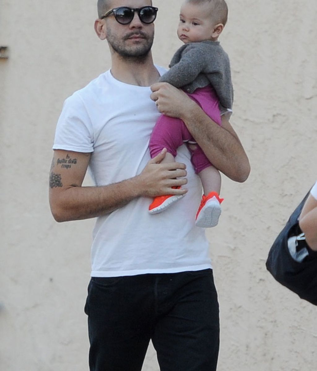 Fue Romain Dauriac quien llevó a su hija en brazos durante el paseo