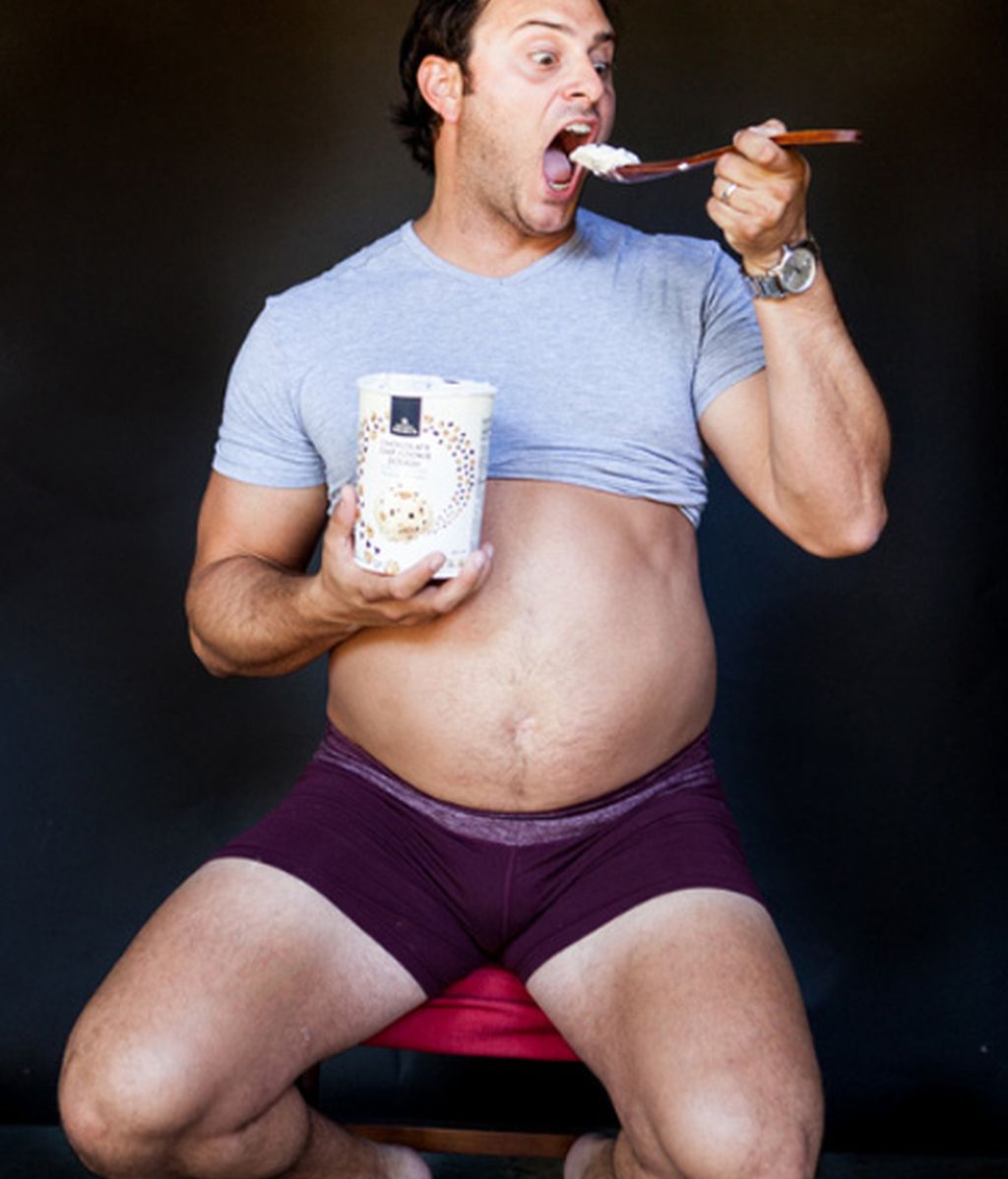 Se hizo las típicas fotografías de embarazada que su novia no quiso