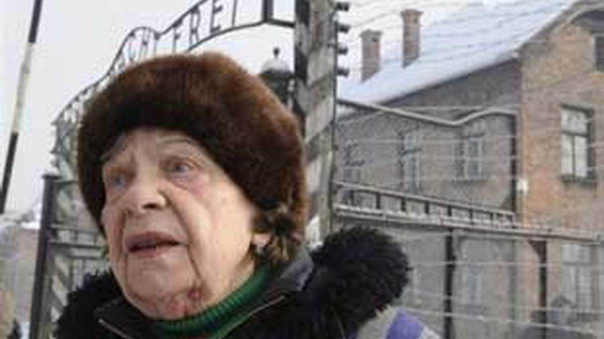 Algunos supervivientes han acudido a Auschwitz y ha vuelto a encontrarse con el famoso cartel "El trabajo nos hace libres". FOTO: AP.