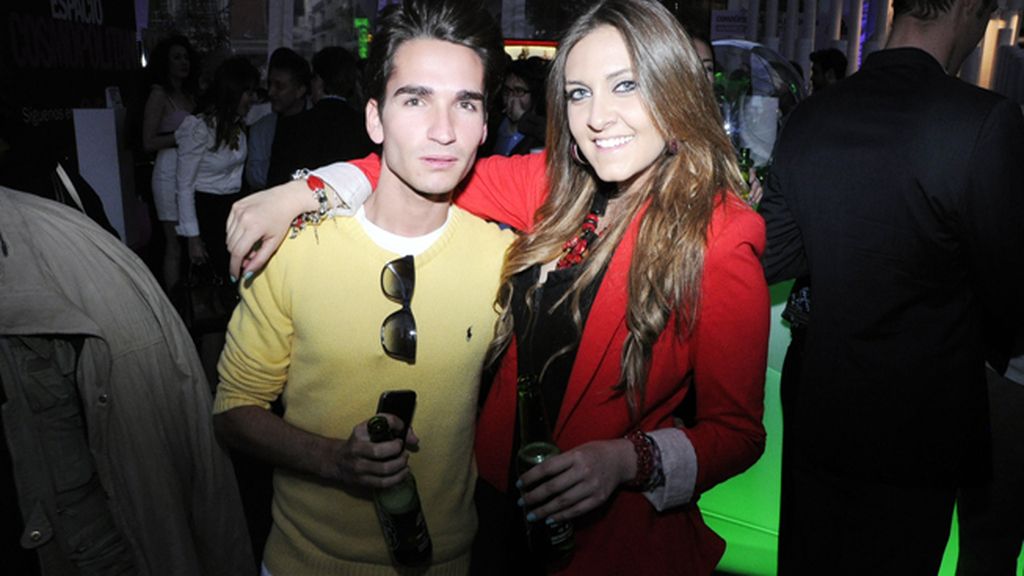 El presentador Sergio Badorrey junto a Eli Lozano, que acaba de publicar el libro "El ocaso de los dioses"