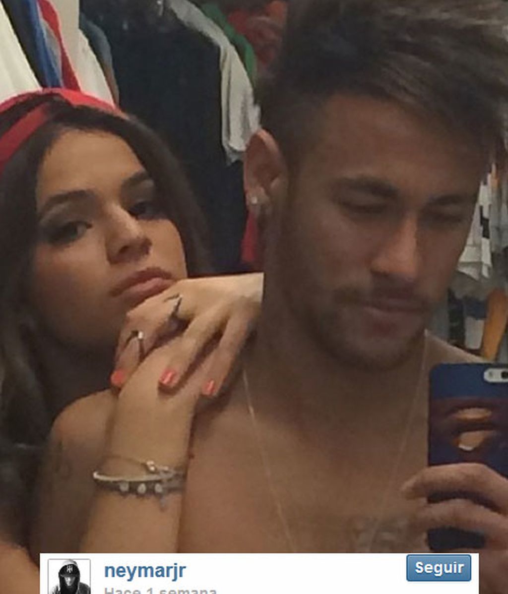 Neymar felicitaba a su novia en el día de los enamorados