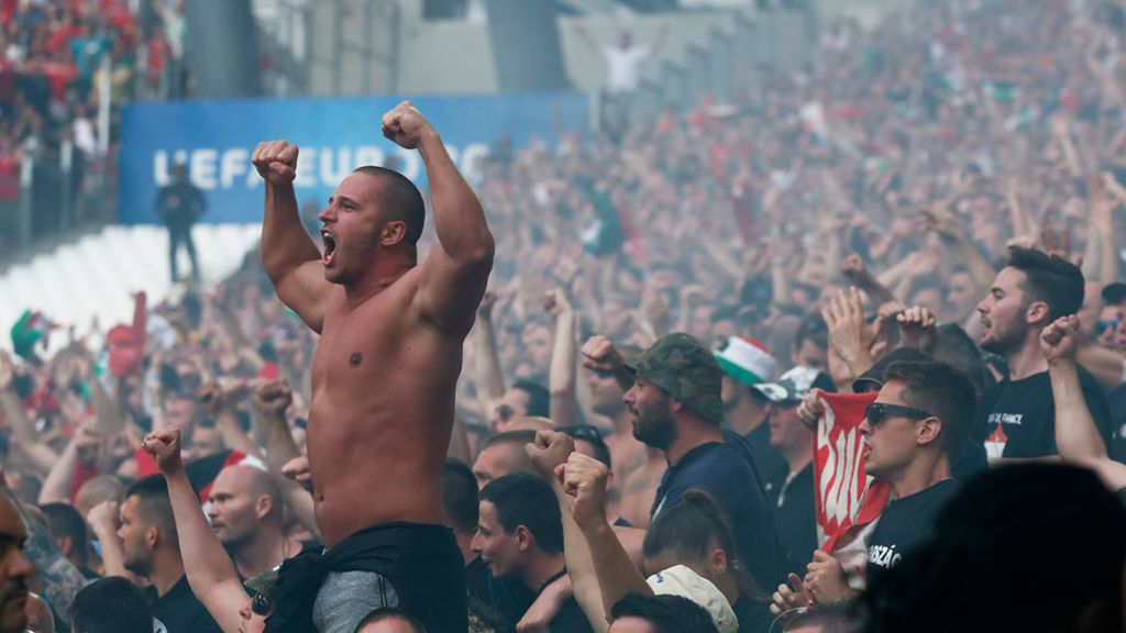 Porras extensibles y gases lacrimógenos para controlar a hooligans húngaros