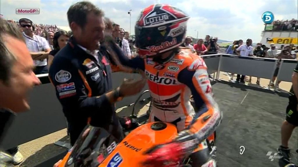 Márquez en el corralito tras vencer el GP de Alemania