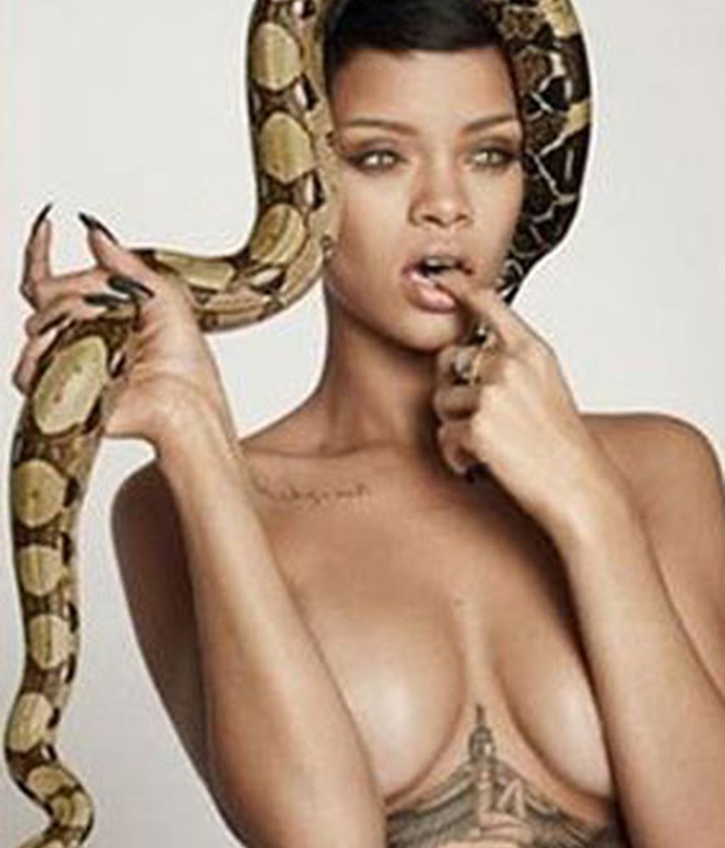 La Diosa Rihanna posa desnuda con serpientes La Diosa Rihanna posa desnuda con serpientes