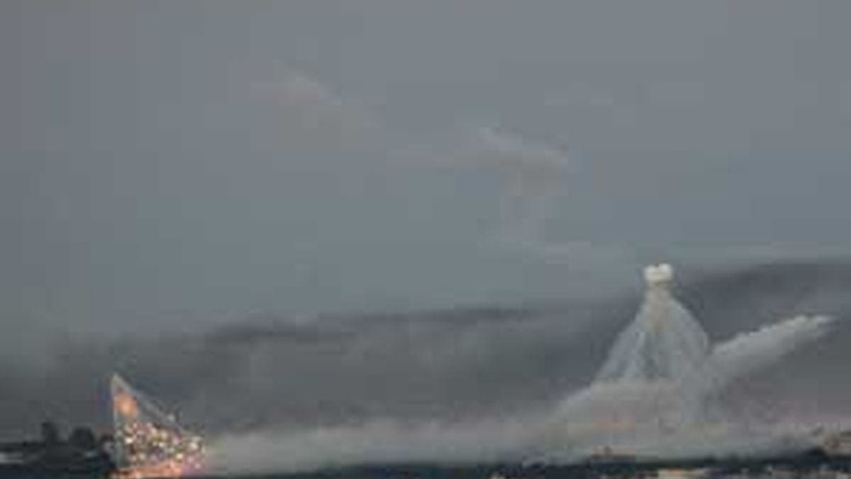 Una columna de humo en el horizonte durante un ataque de la artillería israelí en Gaza visto desde la frontera israelí con la franja de Gaza. Foto: EFE