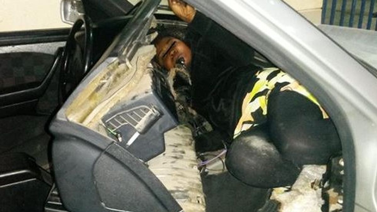 Descubiertos una mujer y un menor ocultos bajo el asiento de un coche en Melilla