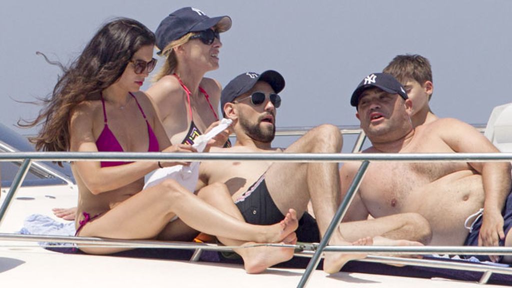 Gonzalo Miró y su chica, Ana Isabel Medinabeitia, de yate y playa en Formentera