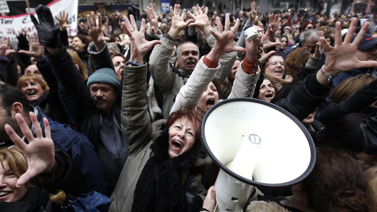 Funcionarios griegos se manifiestan ante las negociaciones de recortes en empleos públicos