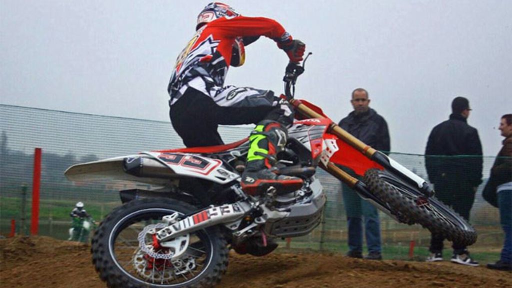 Practicando una de sus pasiones: el motocross