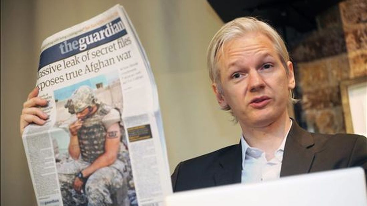 El fundador de Wikileaks Julian Assange muestra una publicación del diario británico The Guardian durante una rueda de prensa el pasado 26 de julio, en el Club Frontline de Londres (Reino Unido), en la que se discutió acerca de los 75.000 documentos de la guerra de Afganistán que la organización puso a disposición de los periódicos el New York Times, The Guardian de Londres y el Der Spiegel de Alemania. EFE