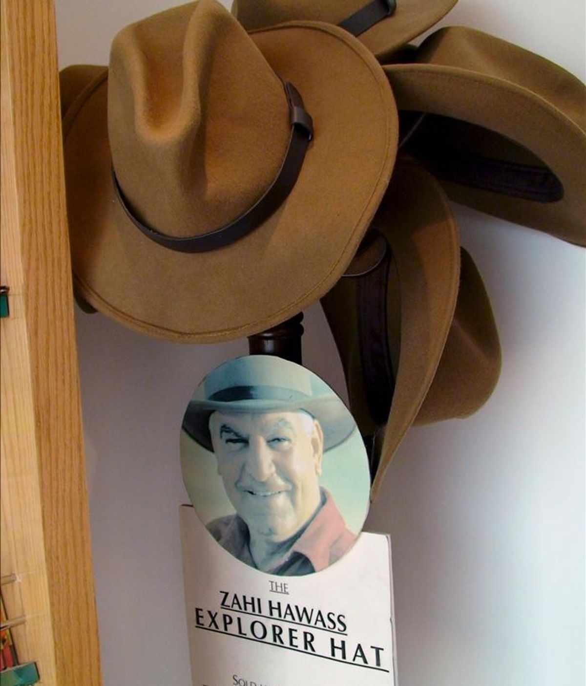 El sombrero de alas anchas a lo Indiana Jones del arqueólogo más famoso y mediático de Egipto, Zahi Hawas, se ha popularizado entre los turistas que visitan el país. EFE El sombrero de alas anchas a lo Indiana Jones del arqueólogo más famoso y mediático de Egipto, Zahi Hawas, se ha popularizado entre los turistas que visitan el país. EFE