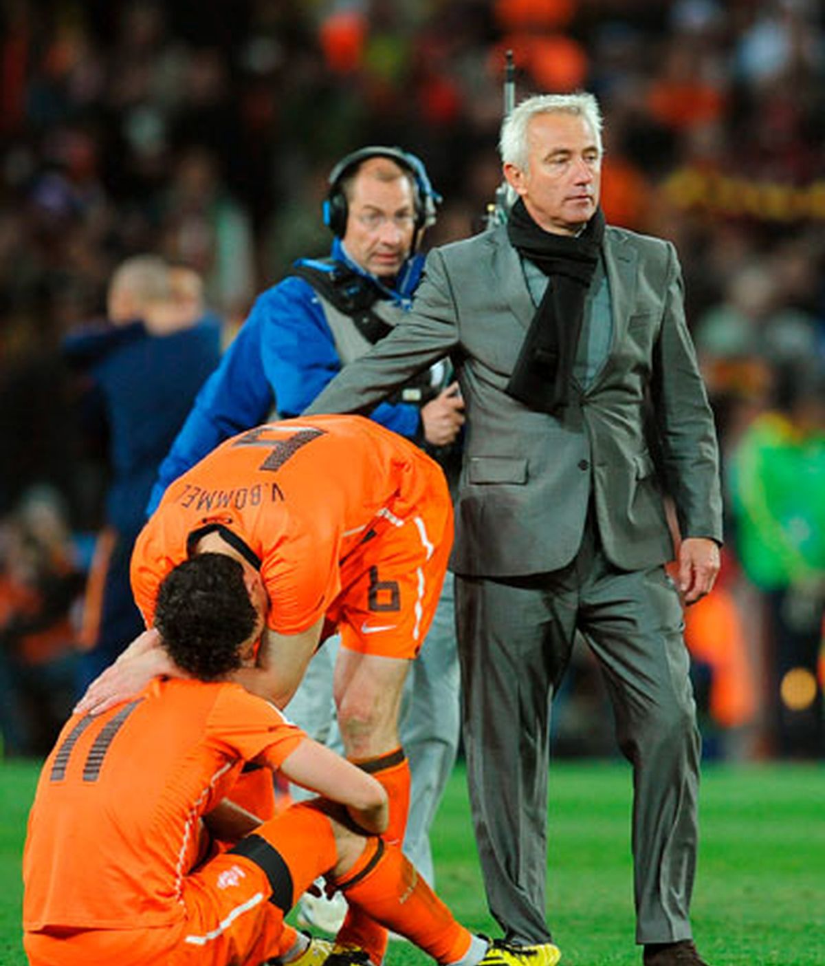 Van Marwijk consuela a sus jugadores nada más concluir la final