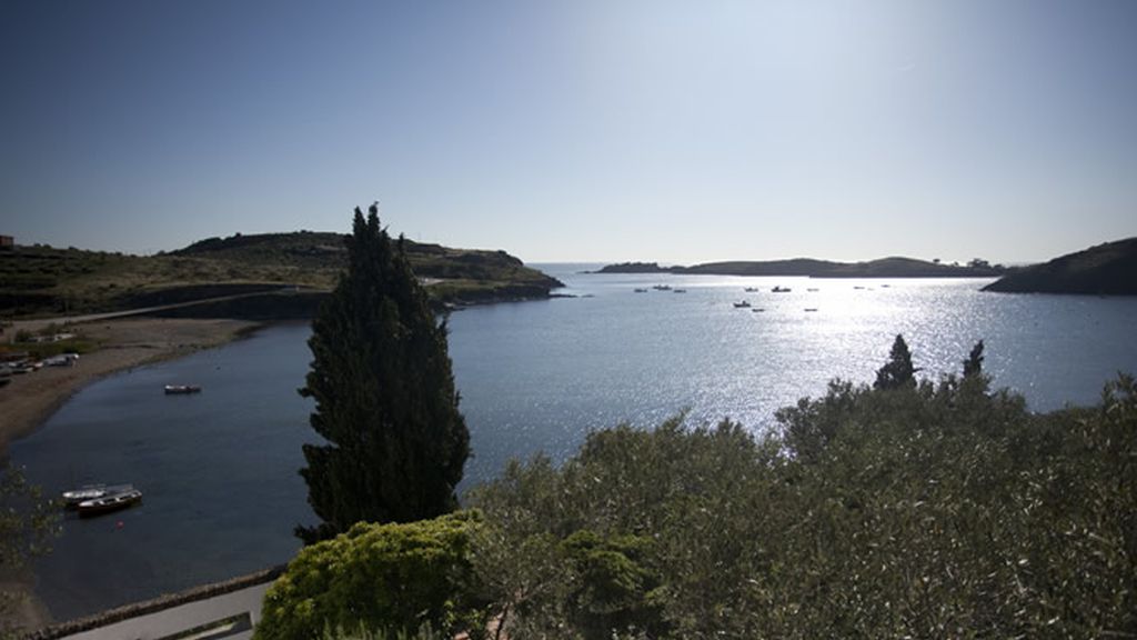 Miqui Puig se pasea por Cadaqués, su vista favorita