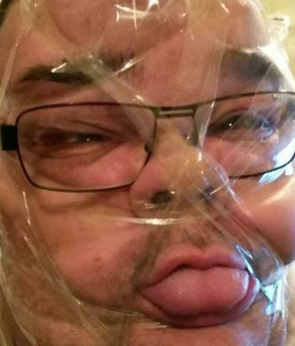 Caras forradas en celo: la última moda de los selfies