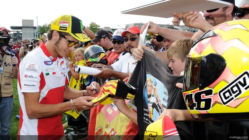 Rossi firma autógrafos en Indianápolis