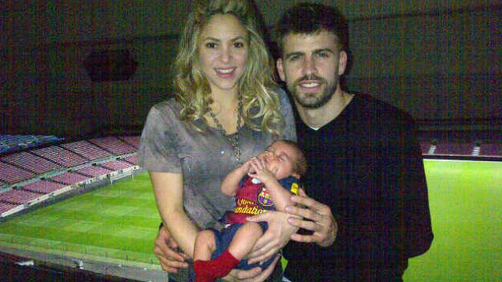 Shakira y Milán viendo jugar a Piqué