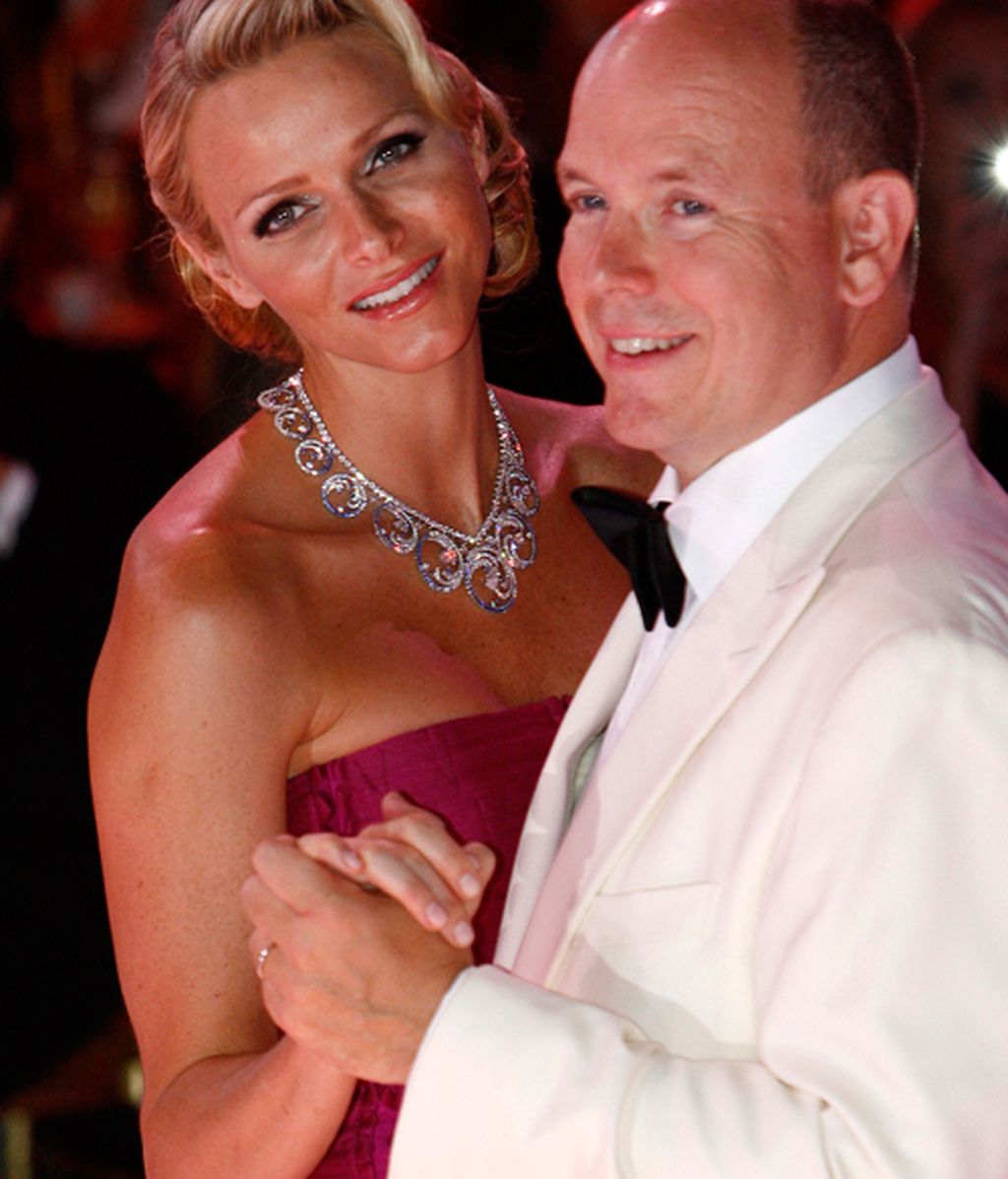 Charlene se planta el collar de bodas en la Gala de la Cruz Roja