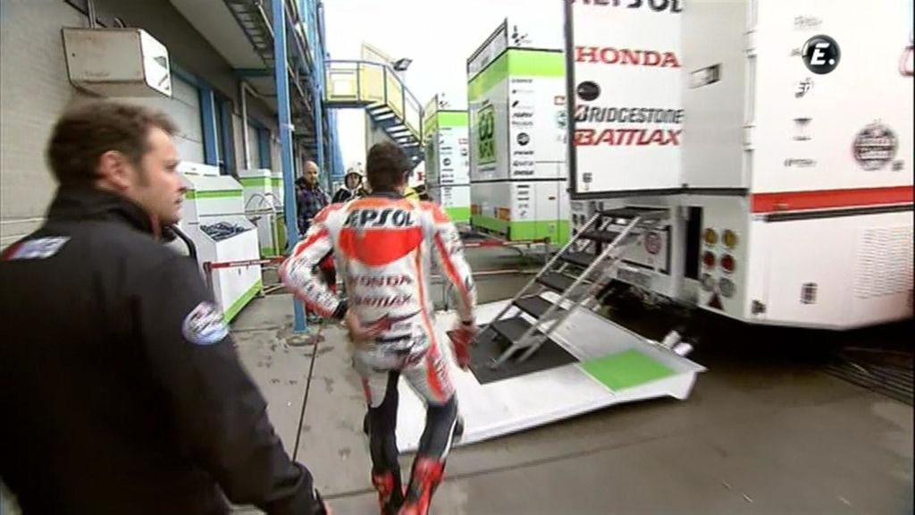 Aparatosa caída de Marc Márquez en los libres de Assen