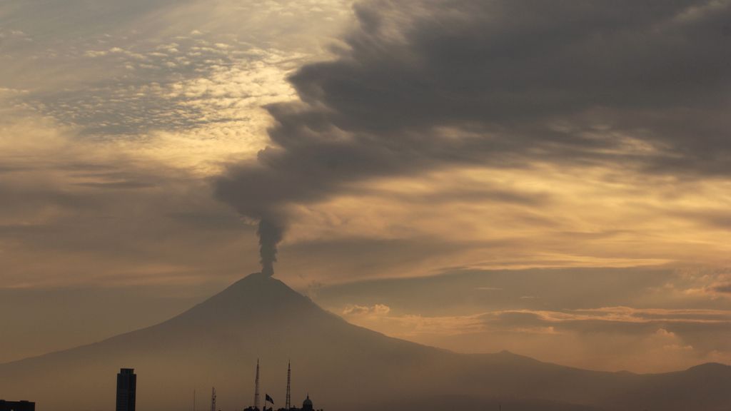 La nube de ceniza del volcán Popocatépetl