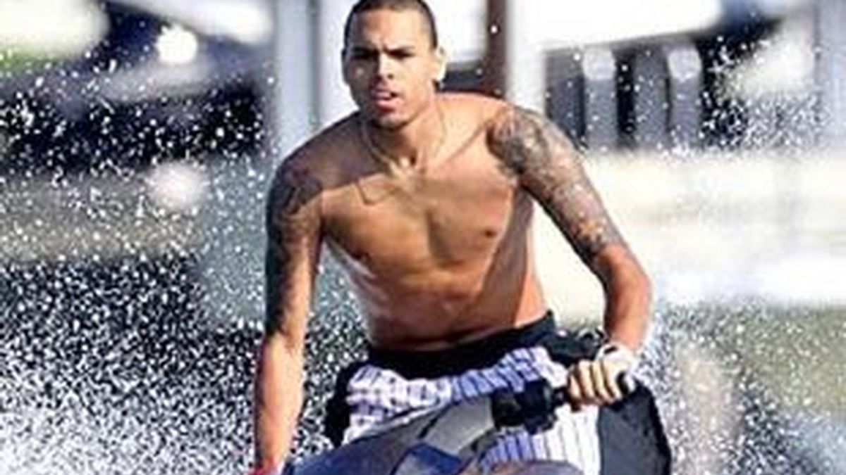 Imagen de Chris Brown, el rapero novio de Rihanna, en una moto acuática en Miami Beach. Foto: People