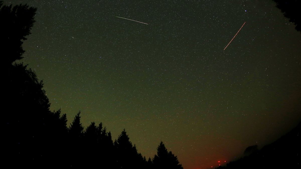 Un meteoro cruzando el cielo en la noche de Las Perseidas sobre Gemuend, Alemania