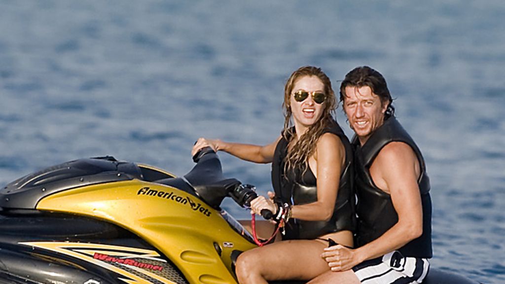 En verano, érase un famoso a una moto de agua pegado...