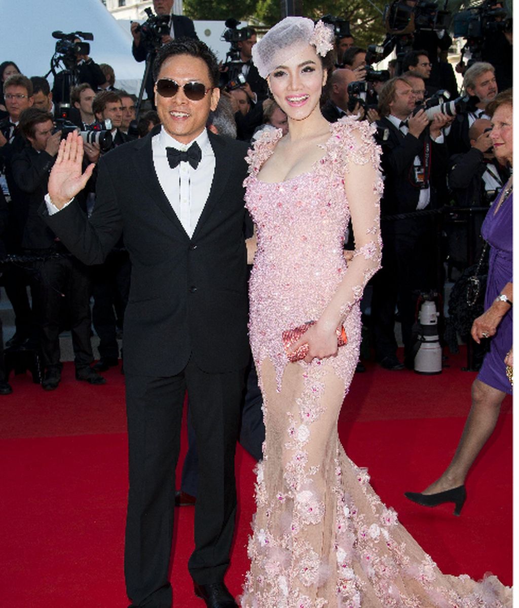 Irina, enseñando cacha, acompaña a Brad Pitt en la premier de su pelicula