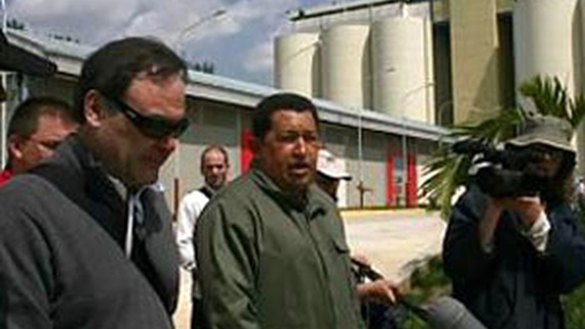 Chávez y Stone pasearon juntos por el barrio natal del dirigente venezolano, como parte del documental que prepara el cineasta. Foto EFE