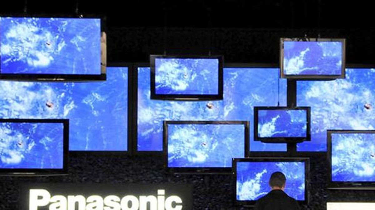 En la imagen, varias televisiones planas de Panasonic exhibidas en la Feria Fotokina de Colonia (Alemania).