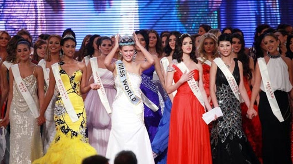 MISS ESTADOS UNIDOS EMOCIONADA POR SU VICTORIA COMO LA MUJER MÁS BELLA DEL MUNDO