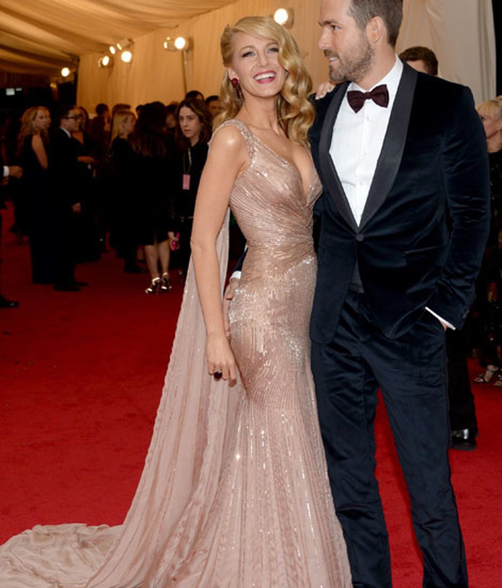 Blake Lively con Ryan Reynolds, ambos de Gucci