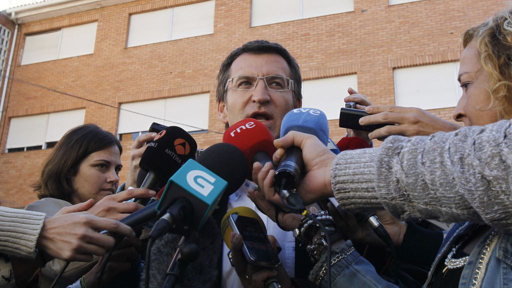 El presidente del Partido Popular, Alberto Núñez habla con los periodistas después de votar