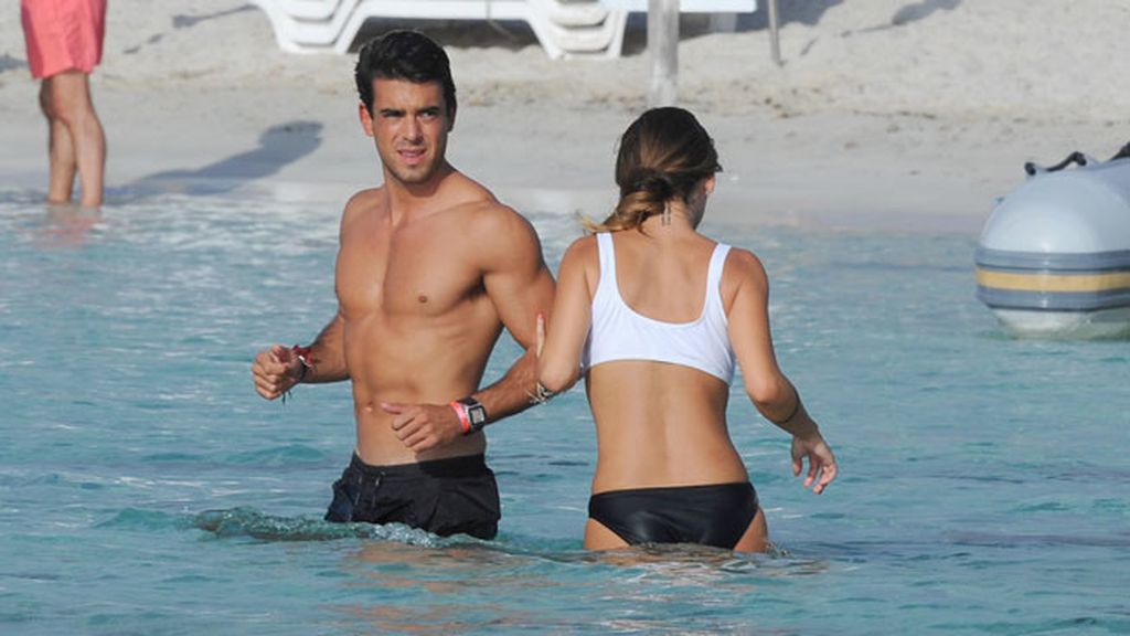 La pareja disfrutó de una jornada de amor y playa en Formentera