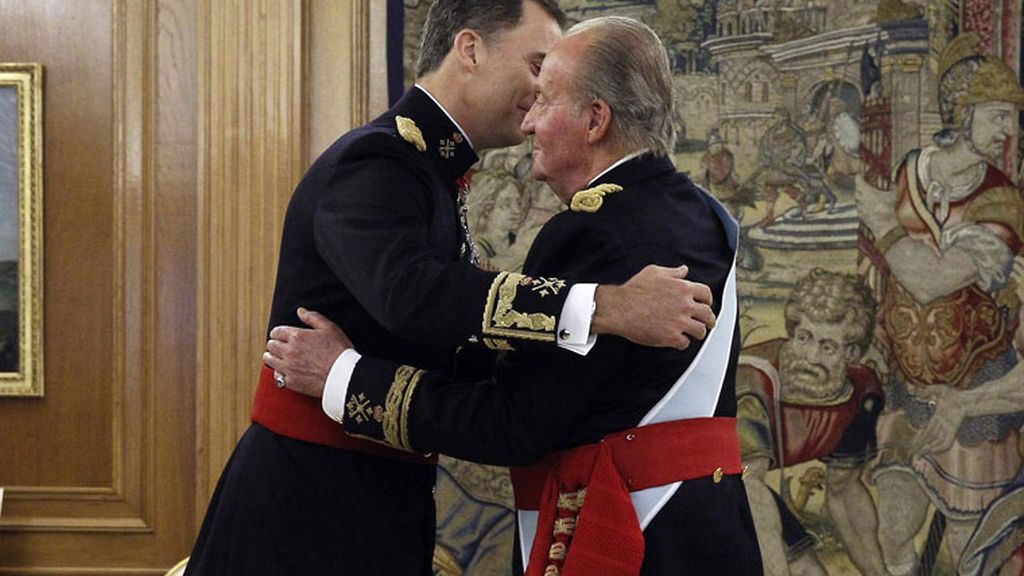 Emocionada entrega del fajín rojo