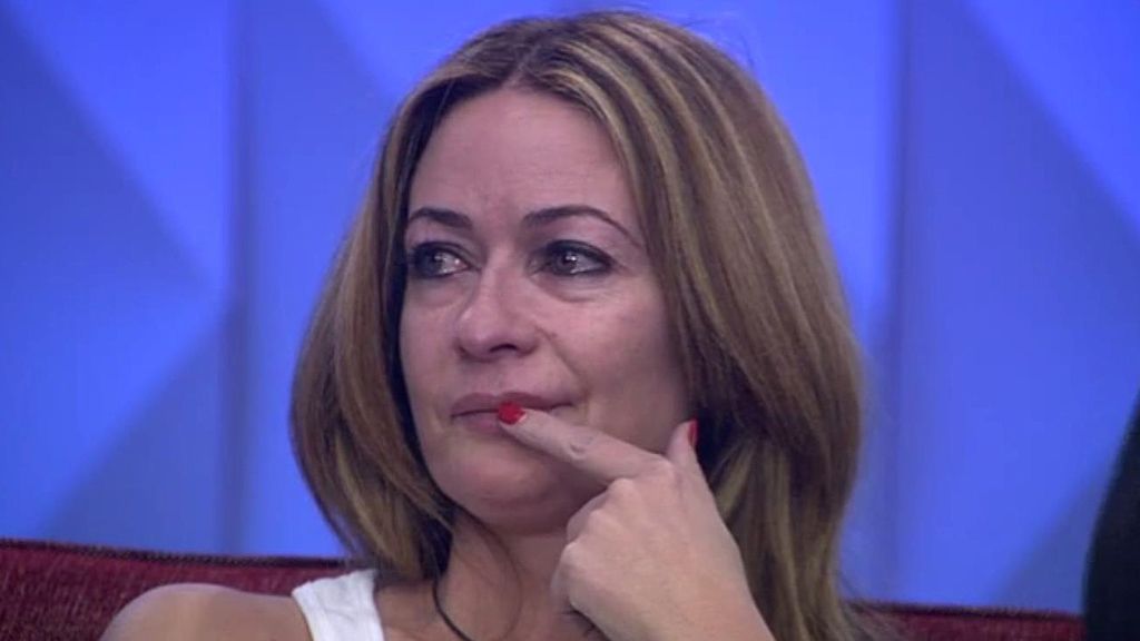 Olvido llora desconsoladamente después de una fuerte discusión con Ares