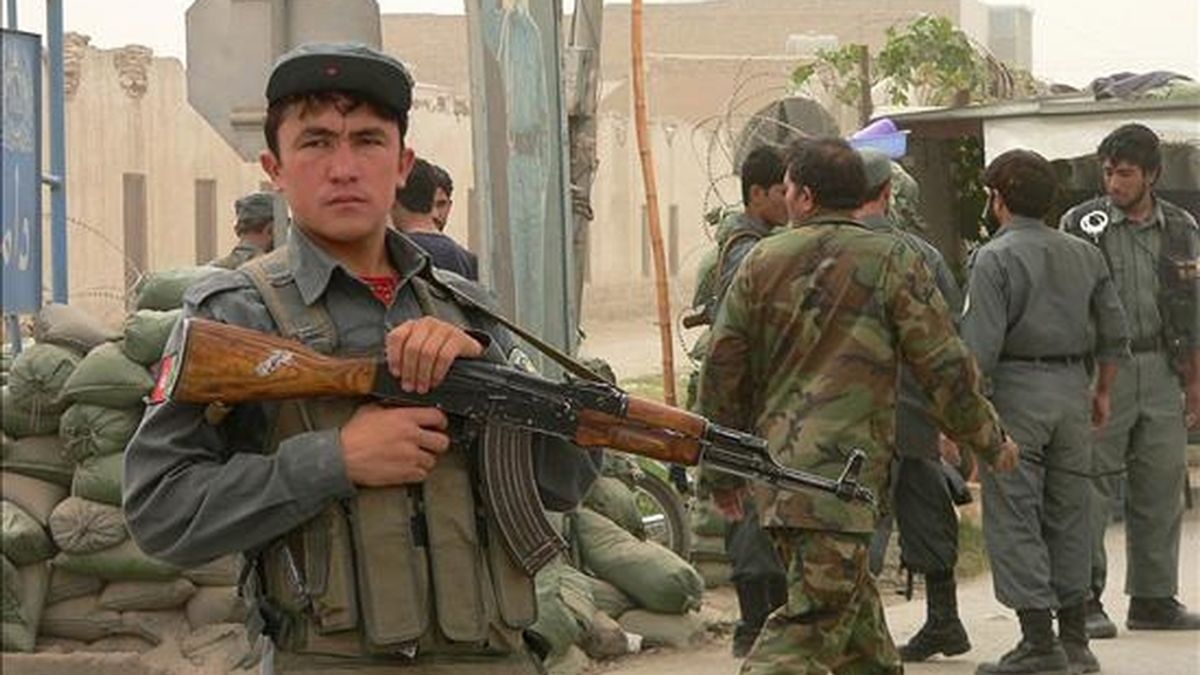 Soldados estadounidenses y policias afganos vigilan las afueras de una comisaría de la sureña ciudad de Kandahar después de un doble ataque suicida el pasado año. EFE/Archivo