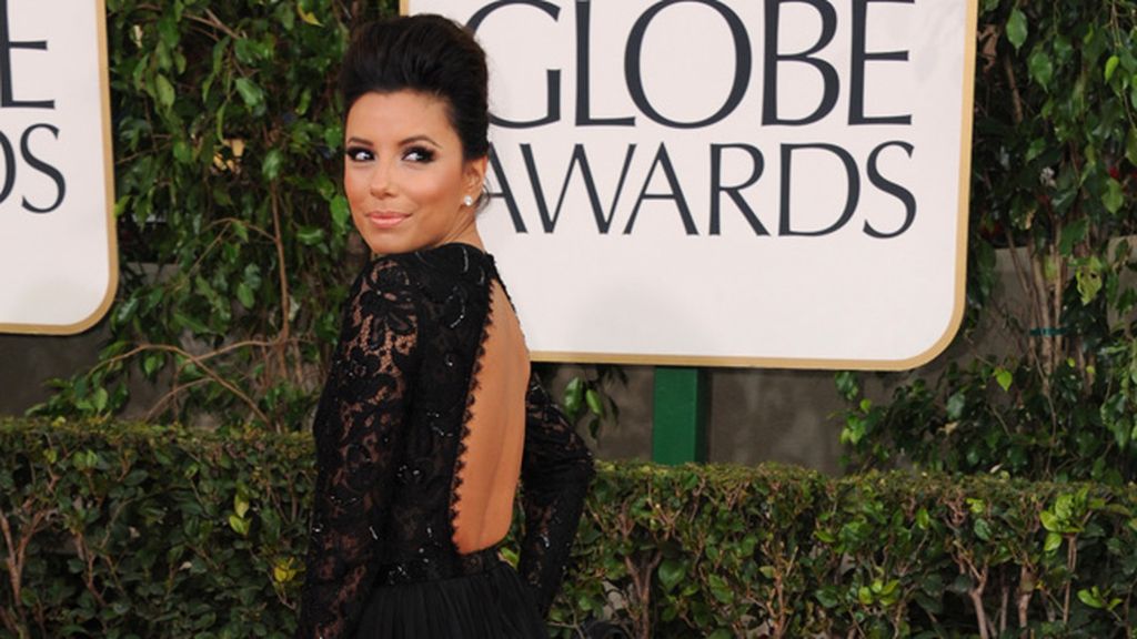 Eva Longoria, como Rosie Huntington: Escotazo, encaje, negro y piernas al aire