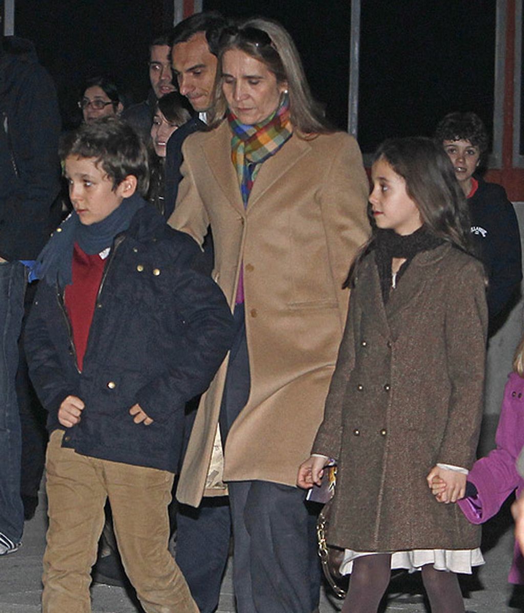 La Familia Real se va al circo con un look paradigma de sobriedad