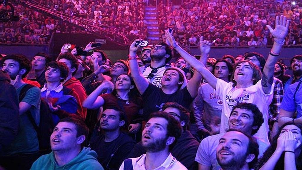 Miles de aficionados jalean a los equipos durante las finales de la 'LCS' en Madrid