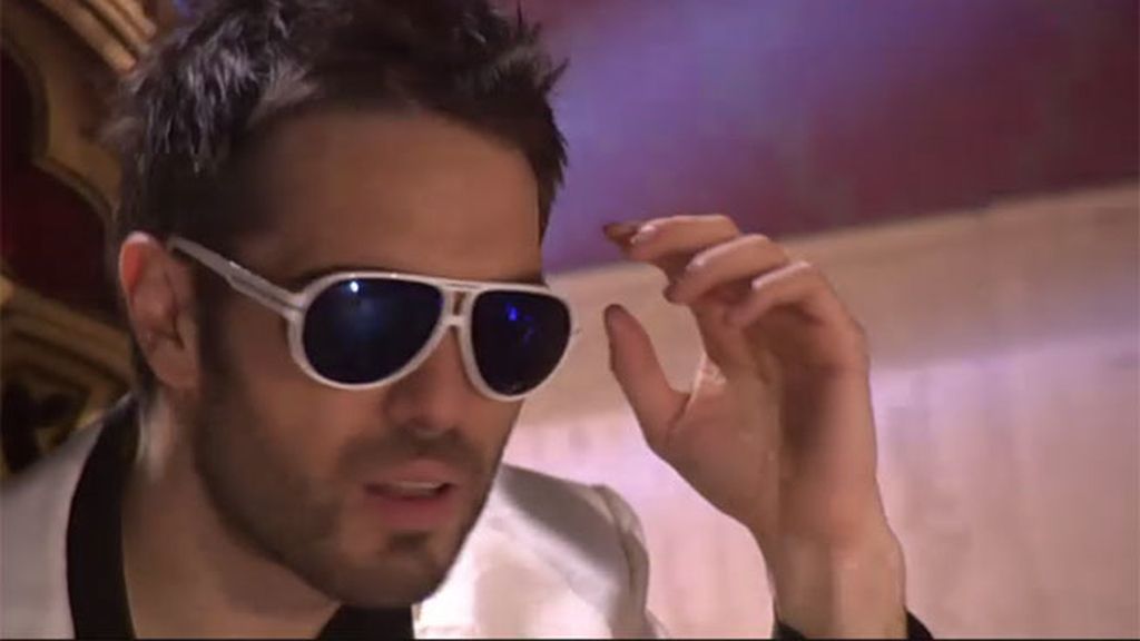 Oro, chicas despampanantes y mucho rito