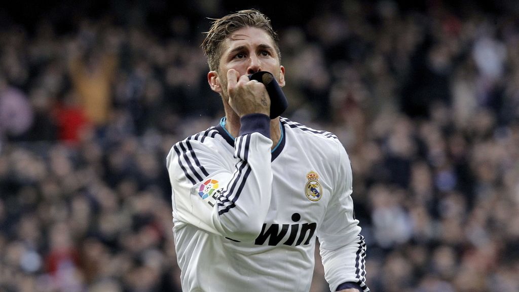 El defensa blanco Sergio Ramos marca el segundo tanto del encuentro, el de la victoria