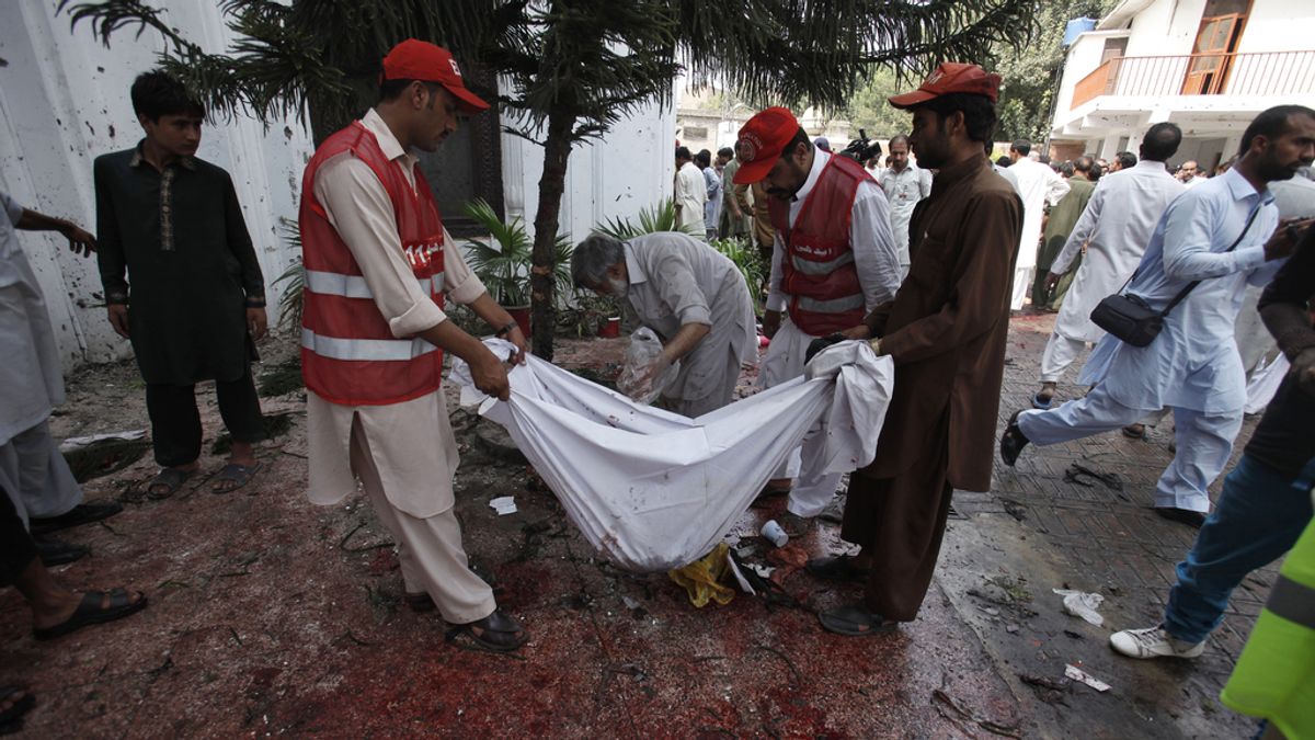 El atentado suicida de Peshawar deja ya al menos 60 muertos y 70 heridos