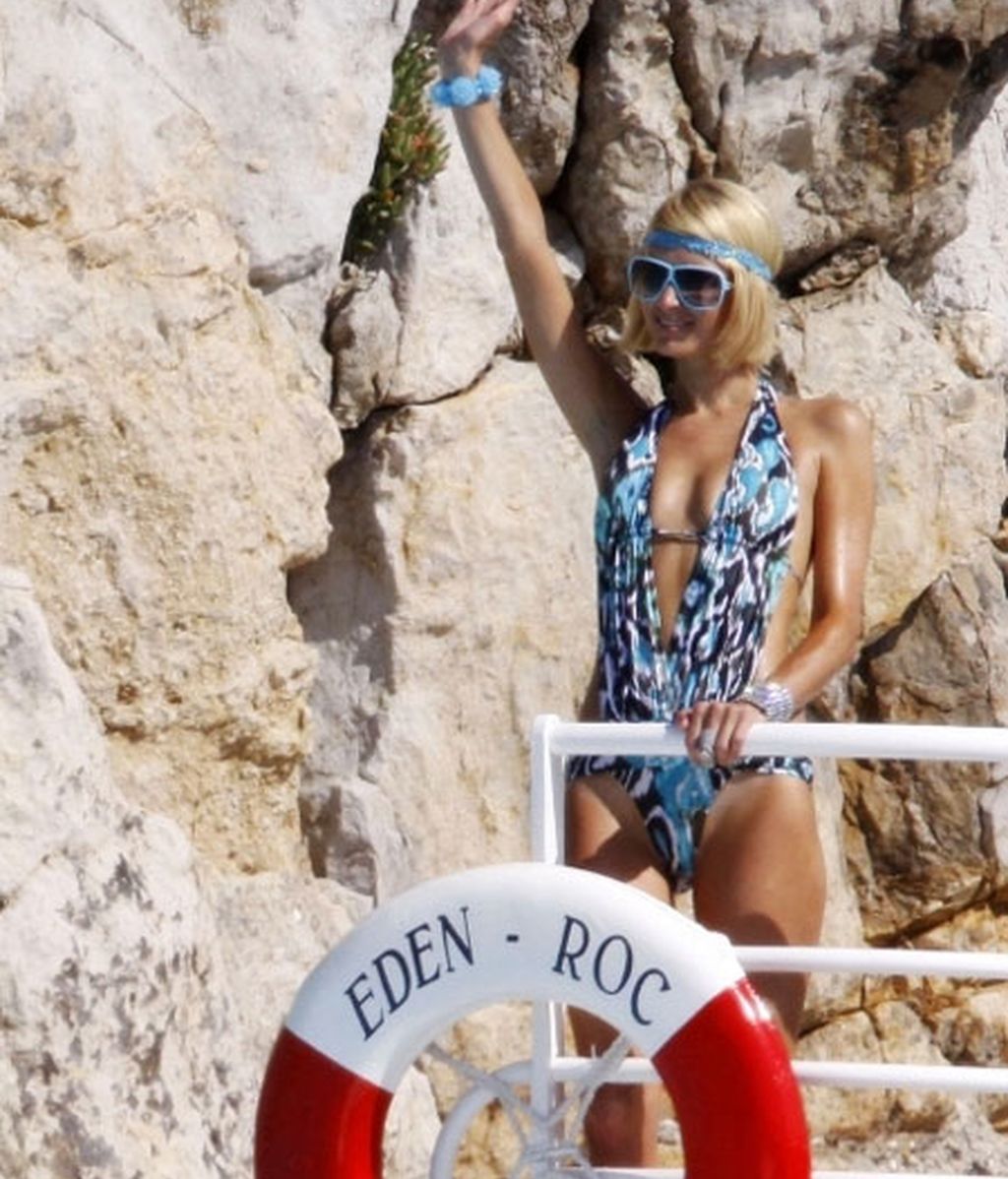 Paris Hilton se exhibe en la piscina