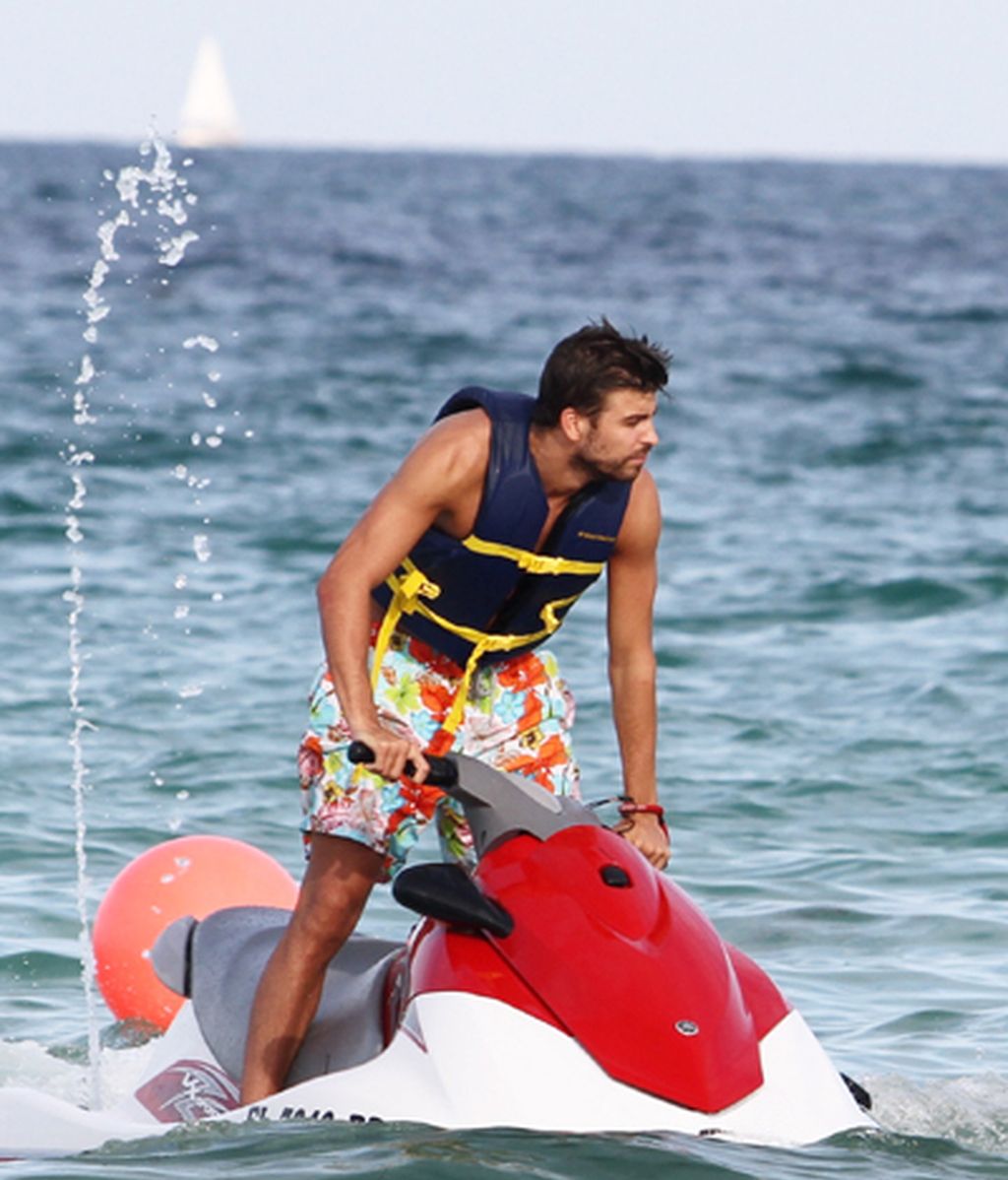 Piqué se divierte en la playa sin Shakira